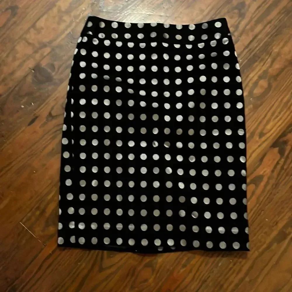 Ann Taylor black and gold back zip skirt. Size 0